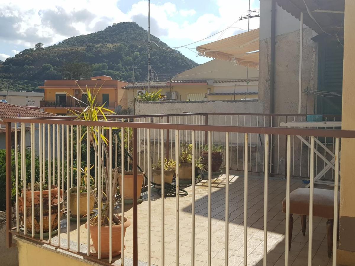 Ferienwohnung Casa Tranquilla E Luminosa Con Terrazzo A Due Passi Dal Mare Brolo Exterior foto